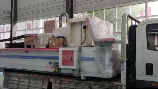 濱州客戶的1500W單工作臺激光切割機(jī)發(fā)貨啦～
